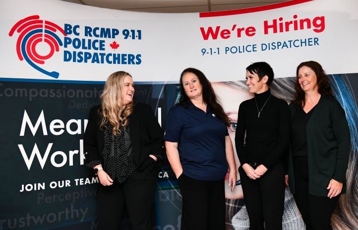 Recruteuses debout devant un panneau