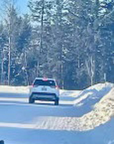 La GRC cherche à identifier le conducteur d’un véhicule utilitaire sport blanc